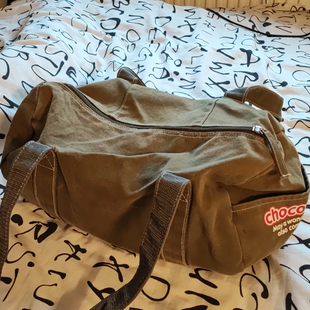 Gullig militärgrön handväska som jag ritat på😵‍💫. Väskor.