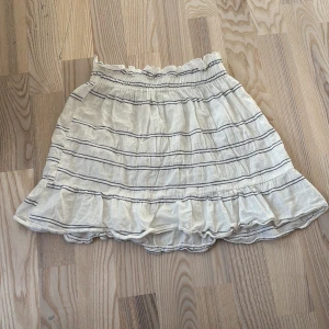  Volangkjol -  Jättefin blå vit volangkjol från H&M kommer inte direkt till användning storlek 152    