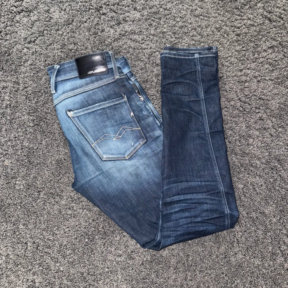 Replay anbass jeans i storlek 29/32, väldigt bra skick, tveka inte på att höra av dig!. Jeans & Byxor.