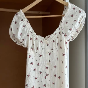 Sommar klänning  - Fin sommarklänning i nyskick!  Den är offshoulder men man kan välja att ha banden uppe om man föredrar det. Storlek xs ❤️