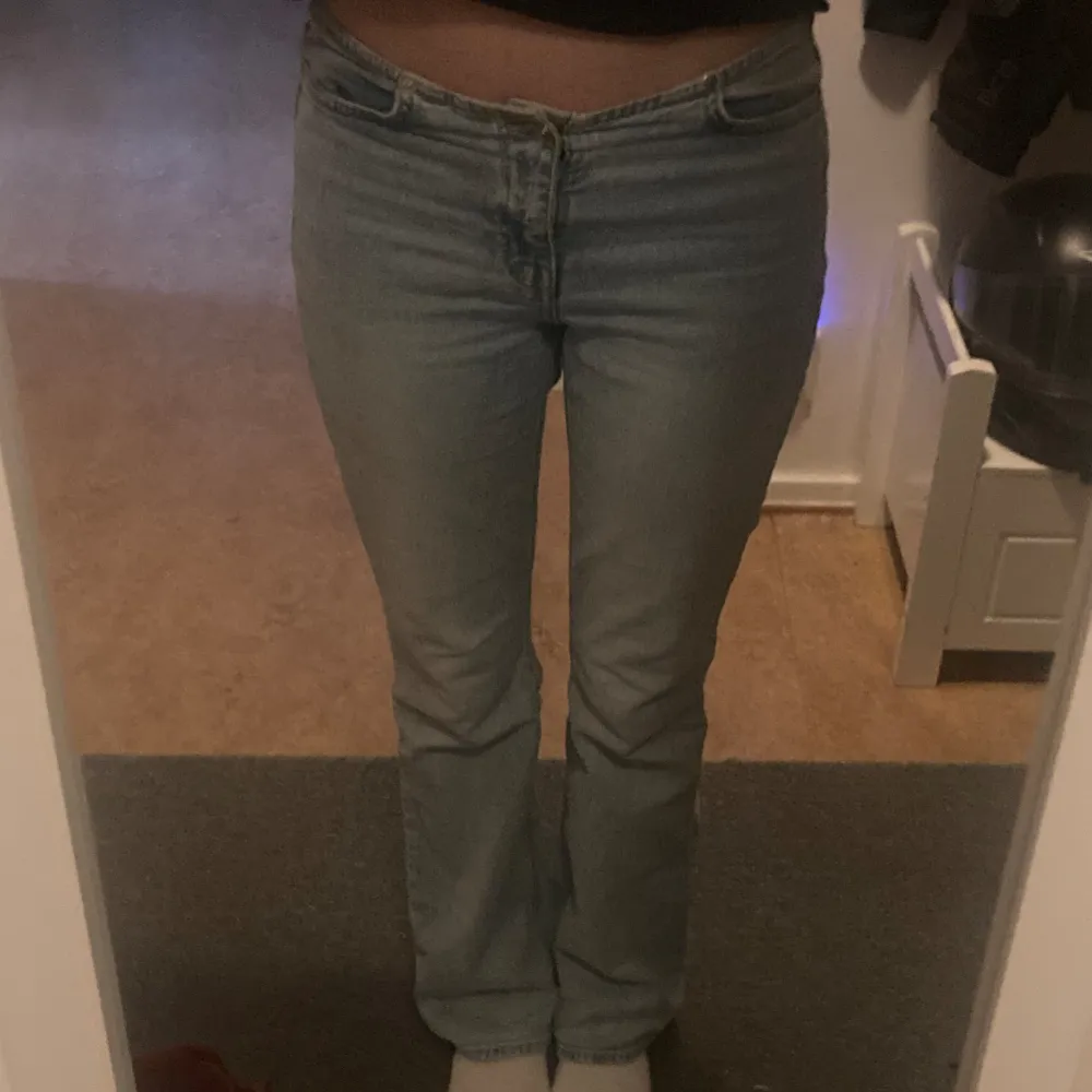 Så fina helt slutsålda jeans från hm. Dom är i storlek 32 men skulle säga att de passar mer som 34. De är lappade skriv för bild, men inget man tänker på 💓 . Jeans & Byxor.