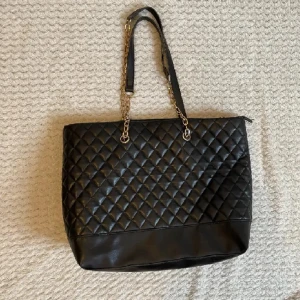 Svart hand/axelväska - Fint skick! Förutom dragkedjan som gett upp! Säkert lätt o fixa 