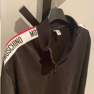 Moschino Tröja - Storlek M Bra skick, passar storlek S- liten i storleken 