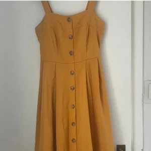 Jättefin klänning!  - Senapsgul, jättefin i nyskick. Strl M