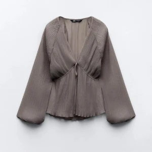 Zara topp - Helt ny med prislappen kvar! Såå fin nu till våren/sommaren! 