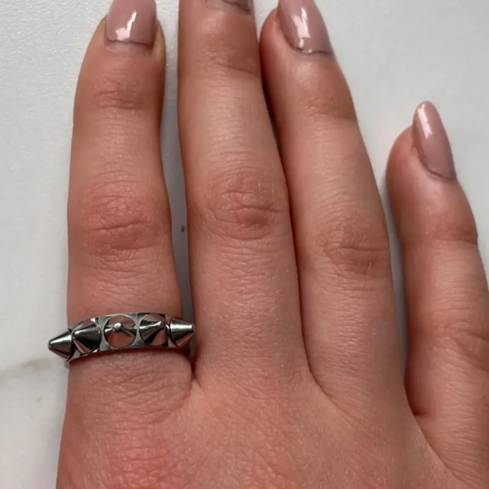 Säljer fin Edblad ring i storlek 17.5!🌸 fint skick🌸mitt pris: 180kr, nypris: 349kr🌸 kontakta för mer info eller vid intresse 🌸. Accessoarer.