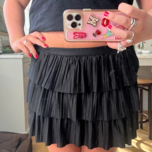 Svart volang kjol - Säljer denna super söta svarta volang kjolen! Nästan aldig använd. Skriv vid intresse eller frågor💛💛