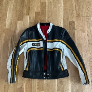 Bikerjacka Läder Jofama Strl 38 - Perfekt oversized skinnjacka från Jofama i bikermodell, strl 38.   