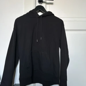 Hoodie  - En vanlig svart hoodie. Inga defekter och i bra skick. Pris kan diskuteras 💞