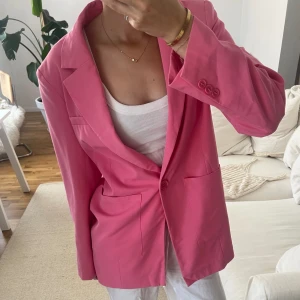 Rosa oversized kavaj NA-KD - Rosa oversized kavaj från NA-KD i storlek 38. Väldigt snygg till sommaren. Satintyg inuti 💓