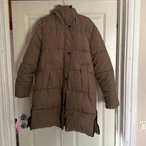 Vinterjacka - Lång vinterjacka, storlek M. Väldigt varm och skön. Använd ett fåtal gånger, inget synligt slitage. Säljes då den är för stor för mig. 