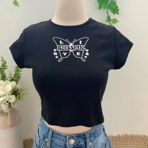 T-shirt med tryck  - Jättesöt t-shirt med tryck, köptes för 140kr men är tyvärr slut i lager nu. Inga defekter!