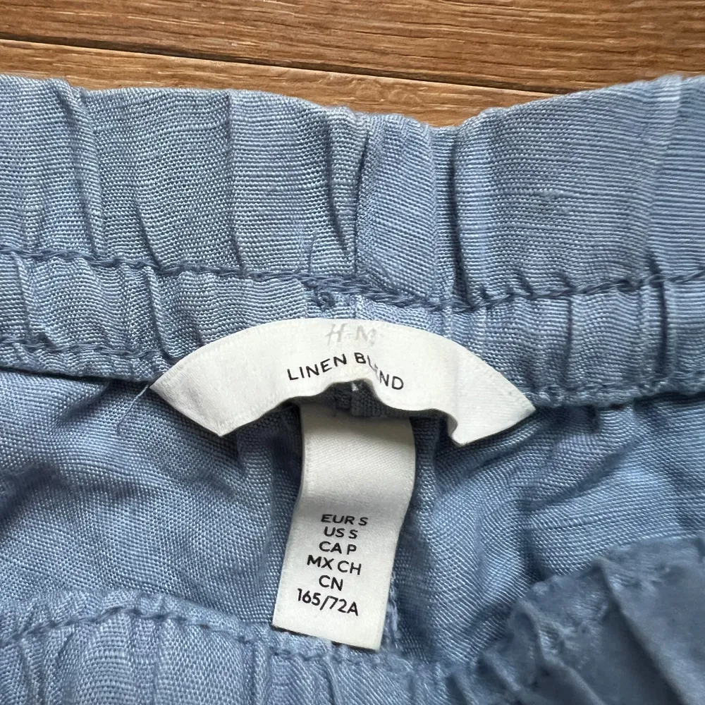 De är lite mer högmidjade men går att vika ner till lågmidjat om man föredrar det💞Använt skick (Första bilden är lånad). Jeans & Byxor.