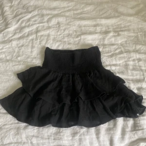Söt volangkjol - Fin svart volangkjol i väldigt bra skick. Inga defekter eller tecken på användning. 