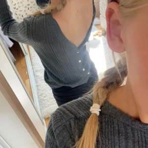 Långärmad topp  - Långärmad topp från zara. På bilden har jag tröjan bak och fram, tycker det är snyggt!! 
