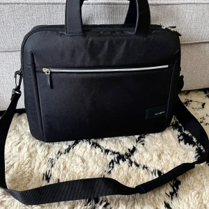 Samsonite Litepoint datorväska 15,6 tum, svart - Säljer datorväska från Samsonite i nyskick, som ny. Inga tecken på slitage eller användande.  Modell Litepoint. Rymmer dator upp till 15,6 tum. Unisex.  Rymlig och slitstark datorväska med praktiska detaljer, många fack för optimal organisering, expa