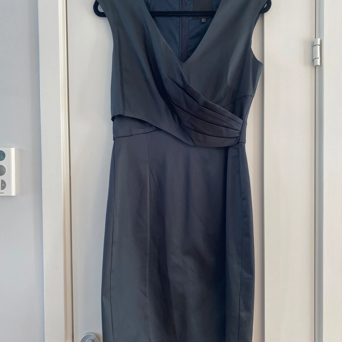 Svart glansig klänning i strl 38 från Inwear, modell Aleens