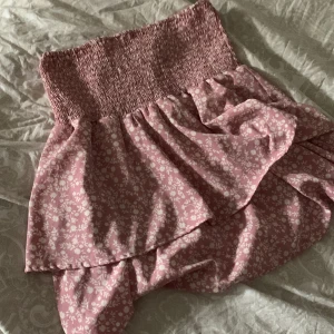 Kjol - Jätte fin blommig kjol som kan även användas som en topp💗 knappt använd