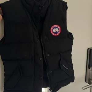 Canada goose väst XS - Säljer vidare min väst som jag köpt på Plick för ca 3 år sen. Förra säljaren köpte den på Jackies i Mall of Scandinavia för 4000kr.  Mitt pris: 2500kr