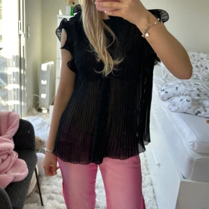 Volangtopp - Supersöt genomskinlig volangtopp.  Ena volangen är lite trasig (se bild 2) men det är i nacken så inget man ser när man använder den. 🖤🖤