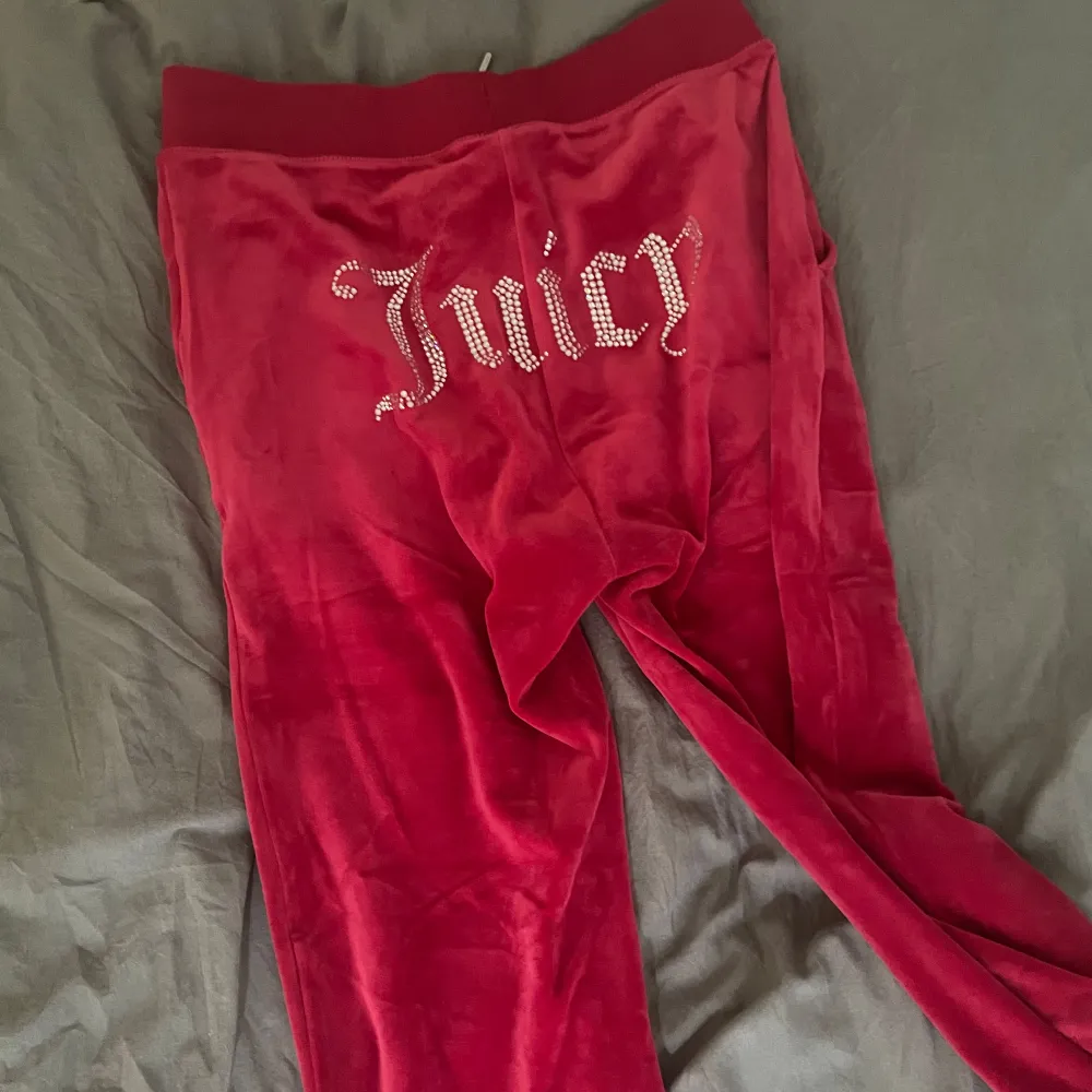 Röda mjukis byxor från juicy couture I storlek M, köpta för 950 kr 💗 Perfekt I lägnden (är 171cm) Är inte direkt min stil längre men väldigt fint 💞. Jeans & Byxor.