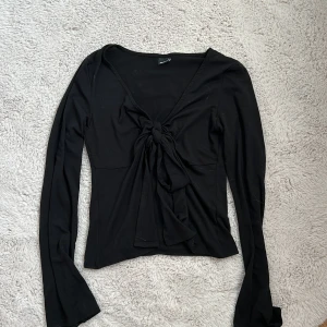 Tröja med knyte - Jättefin tröja med knyte från ginatricot, jättebra skick. 