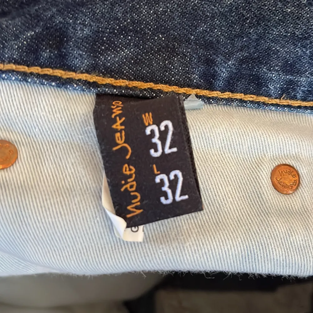 Feta nudie jeans köpta på deras egna butik. De är inköpta för cirka 1 år sen men har inte använts alls. Inga skavanker eller slitage. Köpta för 1800. Bälte från tommy hilfiger ingår!! Mörkblåa och i modellen Gritty Jackson. Jeans & Byxor.