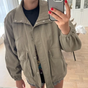 Linnejacka - Tunn jacka från Asos. 56% lin 44% bomull. Oversized fit. I bra skick!