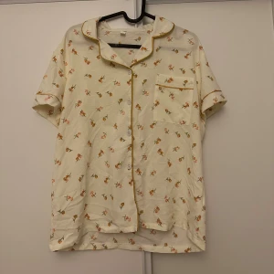 Pyjamasett  - Super sött pyjamasett, skönt svalkande material. Storlek M, aldrig använd!  110kr, köparen står för frakten💛🫶🏼