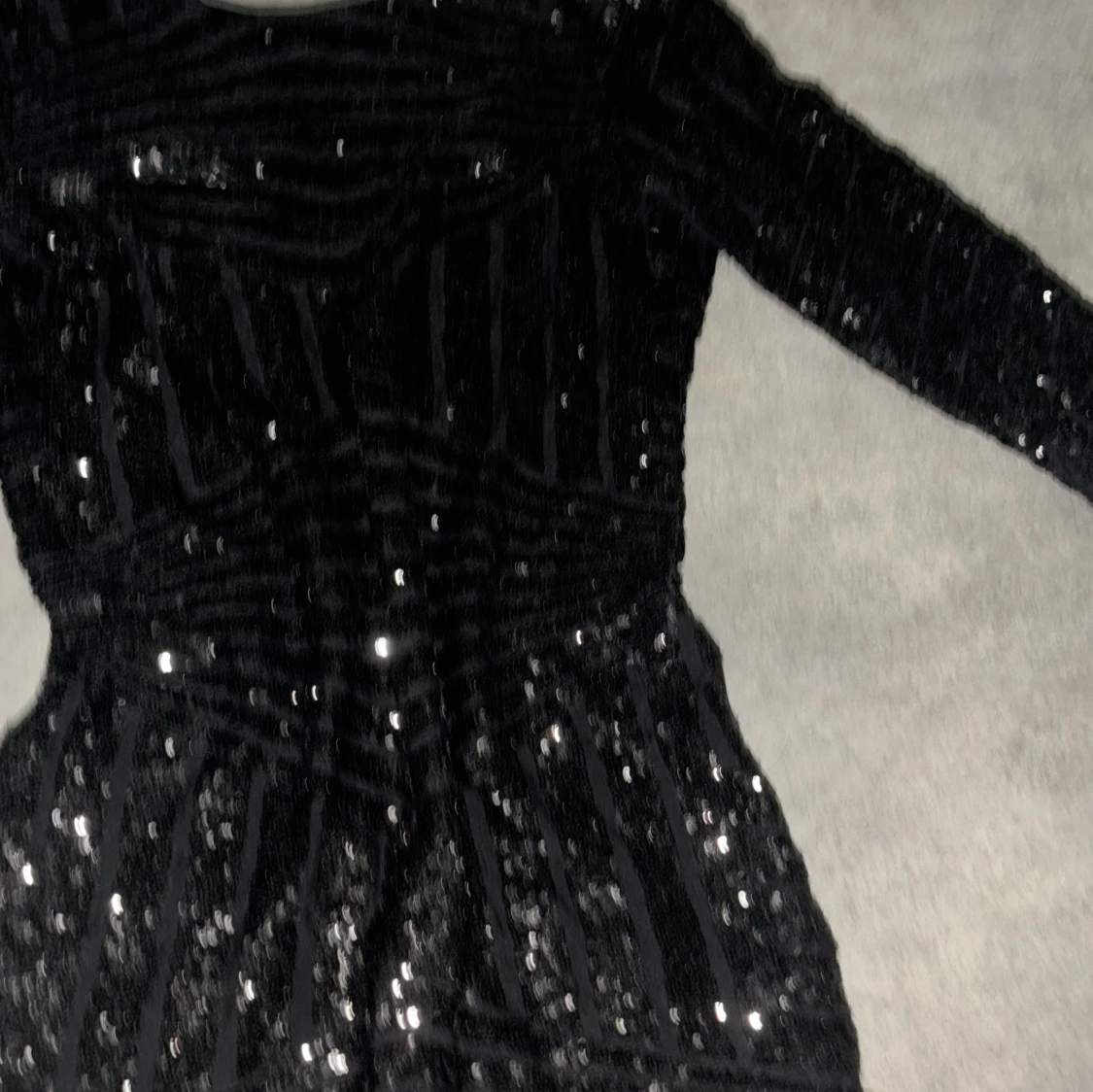 Svar, glittrig paljettklänning  - 90