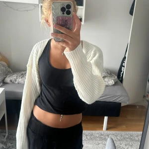 Vit Bolero - Säljer en super söt vit bolero som jag köpte på Plick men den va för stor för mig. Skulle passa någon med storlek 38, M eller L men även S ifall man vill ha den lite baggy. Den är krämvit och har inga defekter ❤️❤️ använd gärna köp nu :))