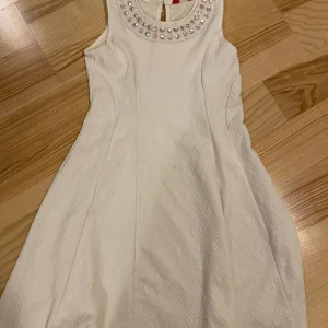 Klänning  - Strl 134. Begagnat skick. Det finns en fläck (se bild 2), som jag inte gett mig an på att försöka få bort.  Kolla gärna in mina andra annonser för samfrakt. Jag säljer mycket barnkläder just nu. 