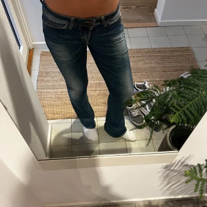 Utsvängda Lågmidjade jeans - Ett par jättesnygga jeans från hunkydory som jag köpte på Sellpy för 400kr. Byxorna har defekter som syns i bilderna!💕