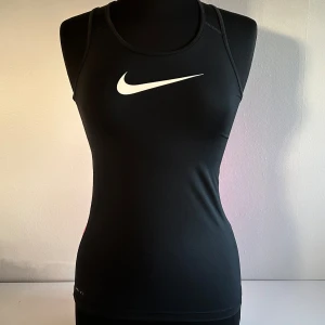 LINNE🖤🩷 - Coolt tvåfärgat Nike-linne i storlek M (passar även S)🖤🩷I superbra skick! Köpare står för frakt🤗