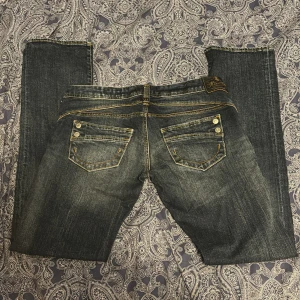 Jeans -  Säljer ett par jeans i storlek S (låg midjade) Jeansen har använts tidigare men är i jättebra skick och har även snygga detaljer på baksidan! Märket på jeansen hittar ni på sidan fyra👍🏽☺️