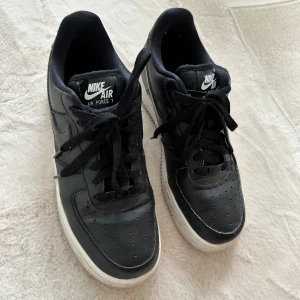 Nike skor - Nike air force, storlek 39, använda ett fåtal gånger sedan har de bara stått i garderoben🌸😅
