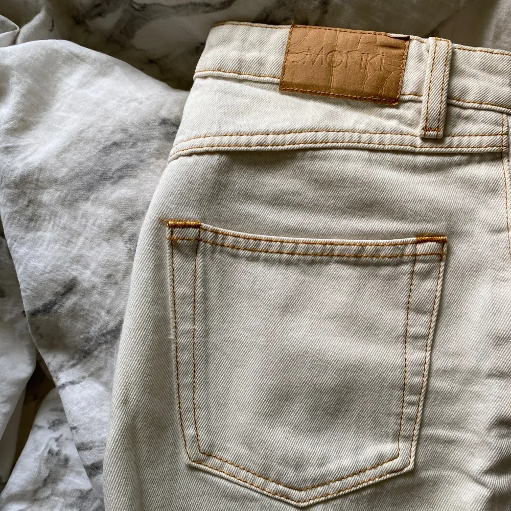 Lite kortare creme vita jeans, jättesnygg färg på sömmarna 🌸. Jeans & Byxor.
