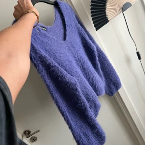 Lila lurvig tröja från Prettylittlething i strl S - Lila lurvig stickad tröja med oversizad passform från Pretty Little Thing, som ny! Använd EN gång. Storlek S. Mjuk och gosig! Mått: längd 56cm, midjevidd 100cm, ärmlängd 59cm, ärmvidd 27cm. 💜