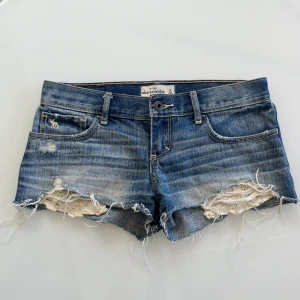 Lågmidjade jeansshorts - Säljer dessa lågmidjade jeansshorts med broderier på fickorna. Midjemått: 75cm. Har du någon fråga är det bara att höra av dig🫶🏻