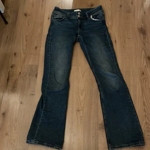 Gina yong jans  - Ett par Gina yong jans köpte dom i vintras,och är i ett väldigt fint sick.