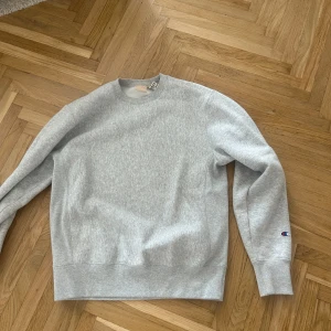 Grå crewneck  - Nästan helt oanvänd Champion crewneck i storlek M 