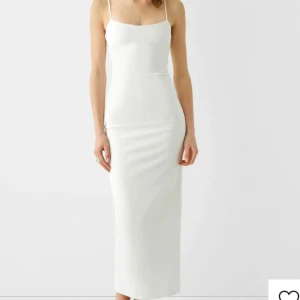 vit klänning - säljer denna superfina klänning som endast är använd en gång 