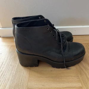 Vagabond stövletter  - Välanvända men annars i gott skick. Behöver bytas skosnören på. 