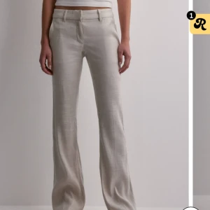 Linne kostymbyxor  - Säljer dessa helt oanvända super fina linne kostymbyxorna från Nelly i strl 36 då de tyvärr var för korta på mig (är 177 cm som referens) Nypris 499kr  skriv gärna till mig om ni är intresserade eller vill ha fler bilder 😊