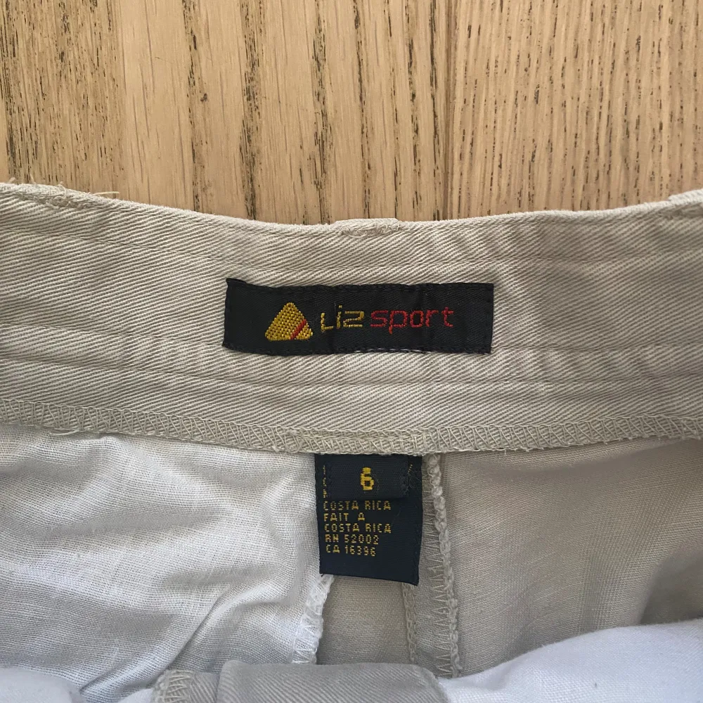 vintage cargo shorts från Liz sports. Shortsen är i storlek 6 men passar mig som brukar ha XS/S/EU34. Shortsen är i bra skick. Shorts.