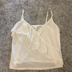 Gulligt linne - Säljer mitt fina linne med volang från HM, använd fåtal gånger men är i nytt skick.Nypris 150