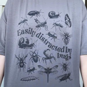 Insekt T-shirt 🪲 - 🐌Älskar denna, men får sensory issues av materialet polyester. 🐛 🦟🦗🦟🦗🦟🦗🦟🦗🦟 “easily distracted by bugs”