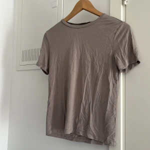 T-shirt från h&m - Ljusgrå/beige t-shirt från h&m, storlek xs