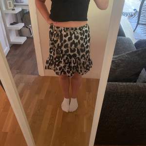 Leopard mönstrad kjol från Pernilla Wallgrens kollektion från Ullared. Skriv om ni har några frågor🌸