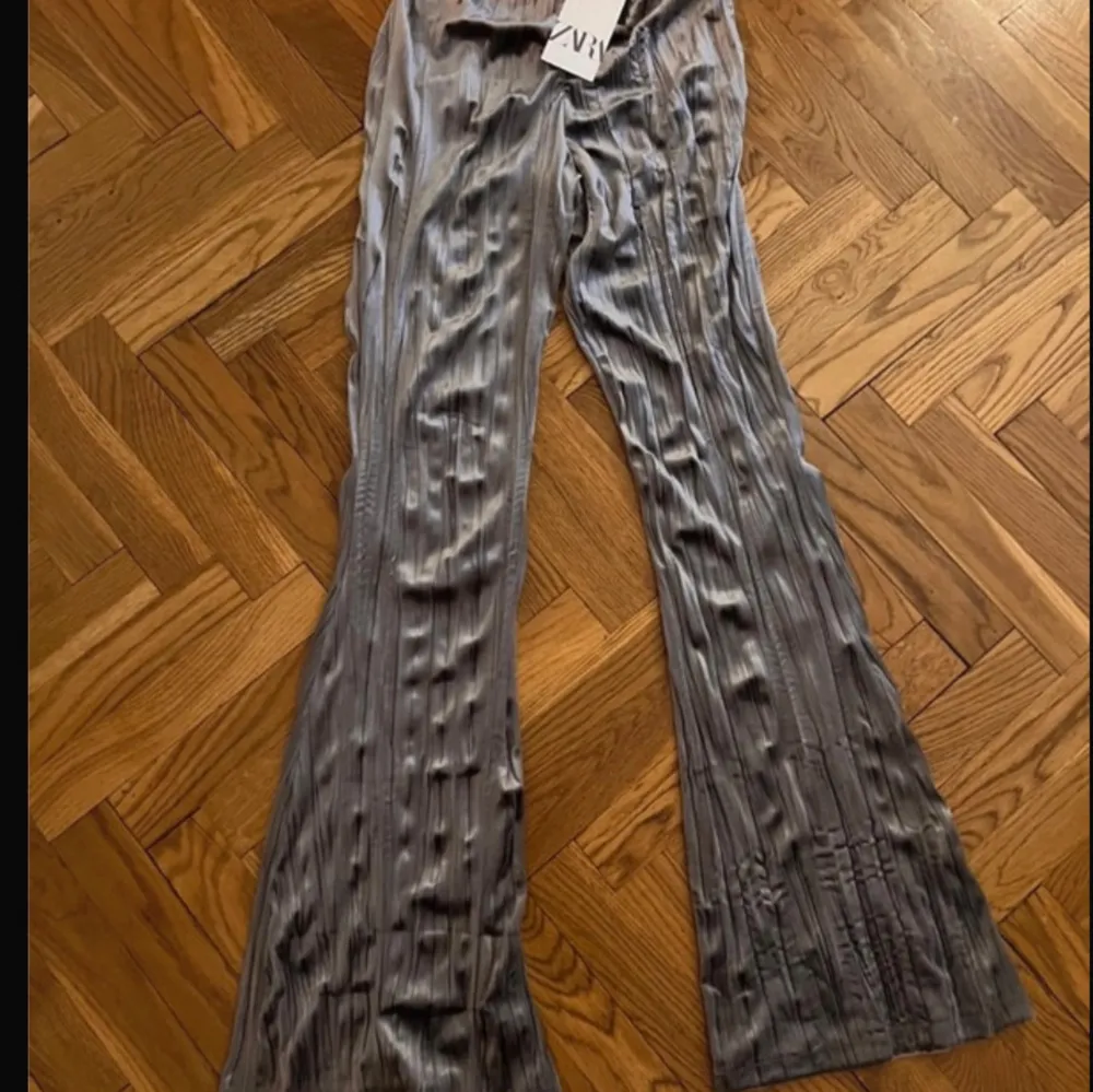 Coola silvriga byxor i midwaist och bootcut modell. Aldrig använda prislapp sitter kvar . Jeans & Byxor.